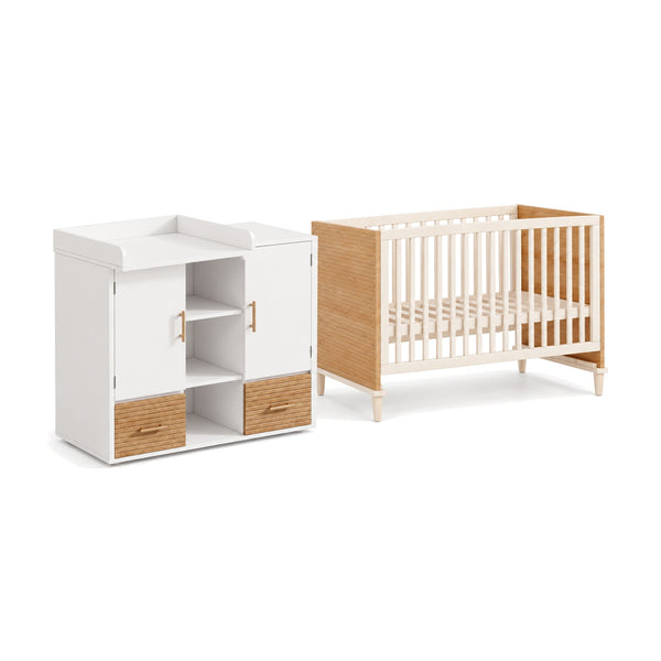 Ensemble lit bébé et table à langer bois naturel et blanc sur fond blanc