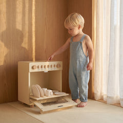 Enfant utilisant le lave-vaisselle, ambiance japonaise