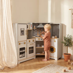 Enfant cuisinant dans la cuisine XXL Montessori