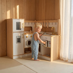 Enfant utilisant le micro-ondes de la cuisine d'angle