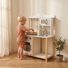 Enfant cuisinant à la cuisine Montessori