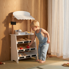 Enfant choisissant un fruit au stand