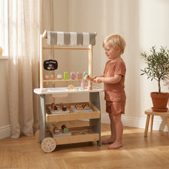 Enfant servant une glace au chariot