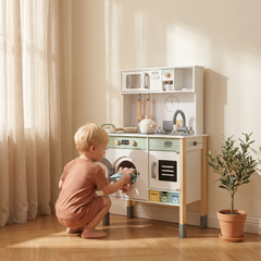 Enfant charge le lave-linge de la cuisine
