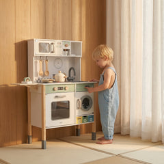 Enfant manipulant les boutons du lave-linge