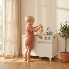 Enfant étend le linge sur le rack