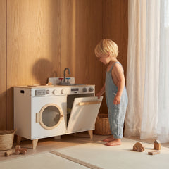 Enfant ouvre le lave-vaisselle