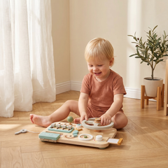Enfant tournant le volant Montessori