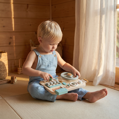Enfant explorant les manettes