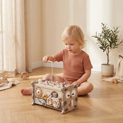 Enfant jouant à la pêche magnétique