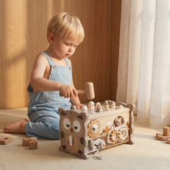 Enfant jouant à la taupe avec maillet