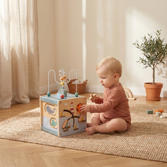 Bébé jouant avec le cube d'activité