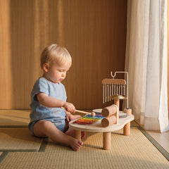 Bébé jouant au xylophone