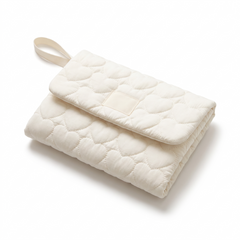 Matelas à langer nomade motif cœur plié – fond blanc