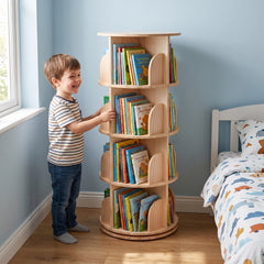 Enfant tournant la bibliothèque pivotante