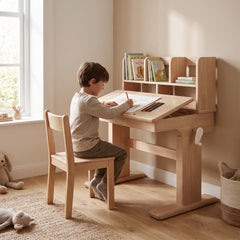 Enfant qui dessine au bureau évolutif en bois