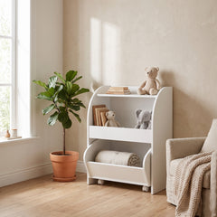 Bibliothèque Montessori enfant dans une chambre d'enfant