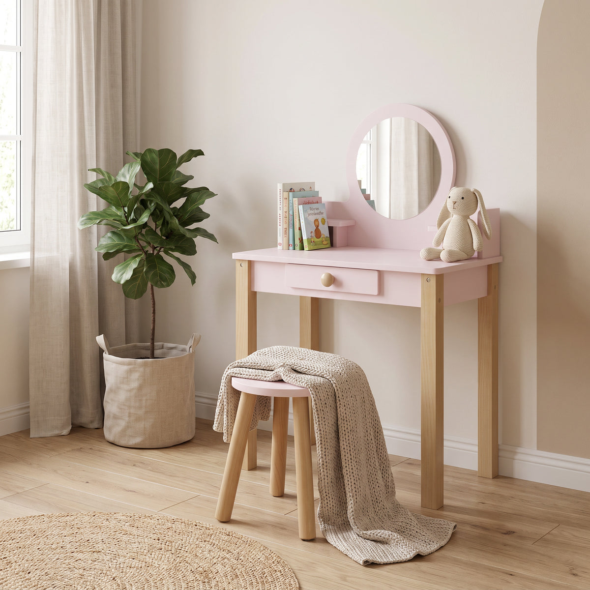 Coiffeuse enfant en bois rose dans une chambre d'enfant