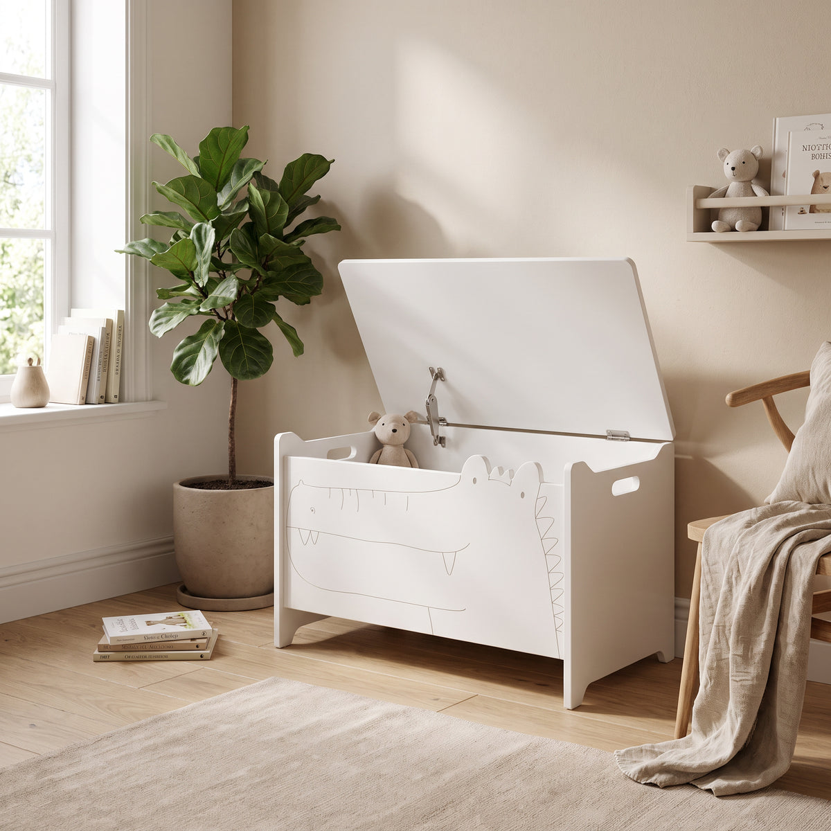 Coffre à jouets en bois blanc dans une chambre d'enfant