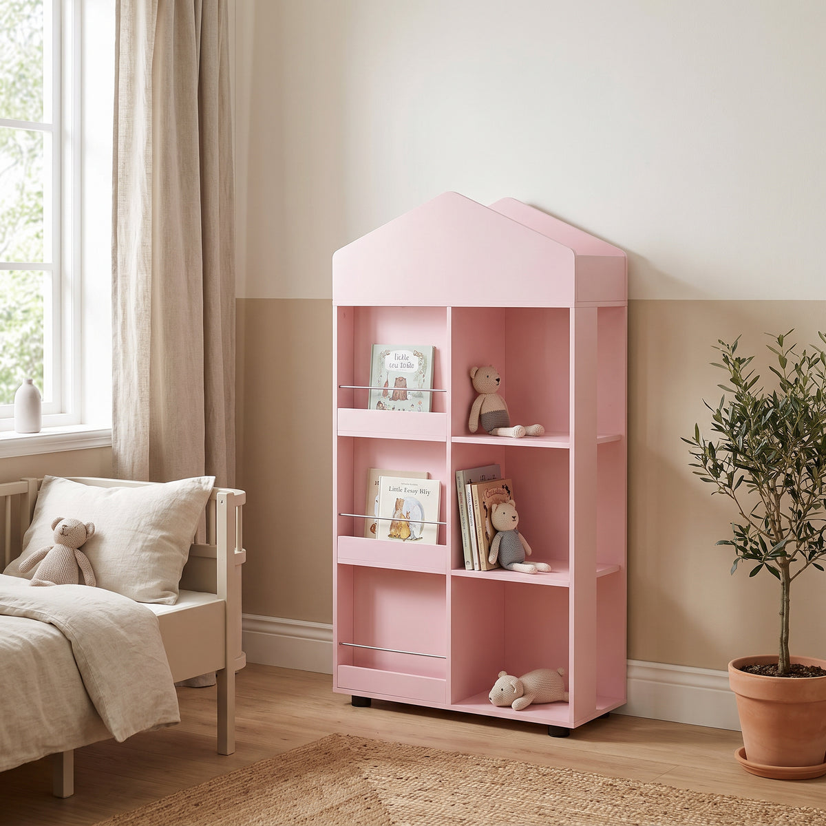 Bibliothèque enfant forme maison rose dans une chambre d'enfant