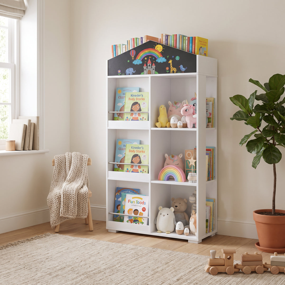 Bibliothèque enfant forme maison dans une chambre d'enfant