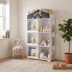 Bibliothèque enfant forme maison dans une chambre d'enfant