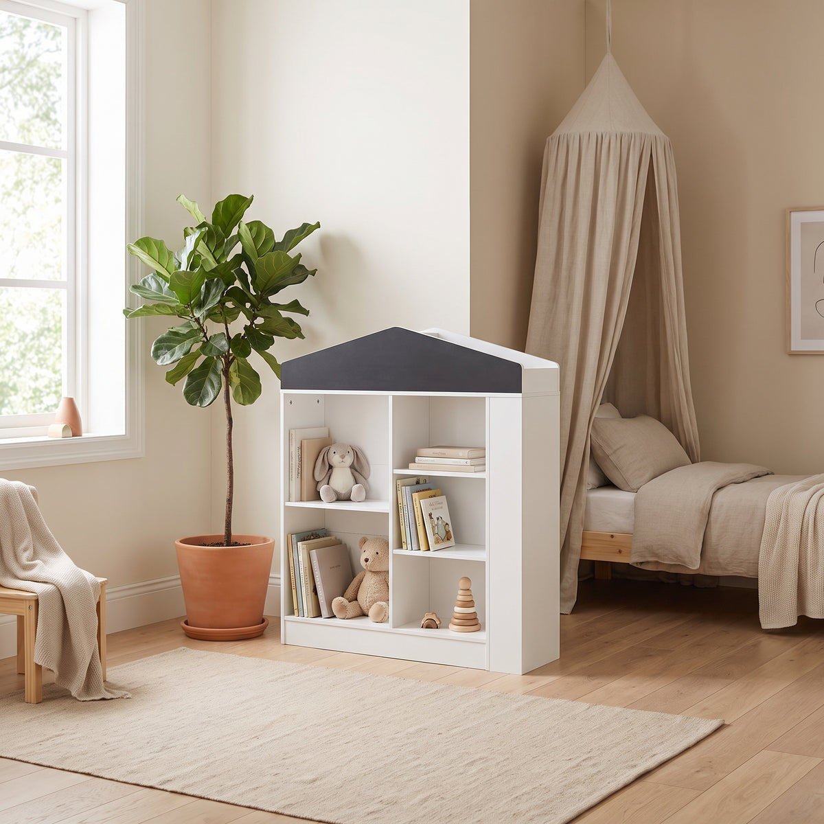 Bibliothèque enfant forme cabane tableau noir dans une chambre d'enfant