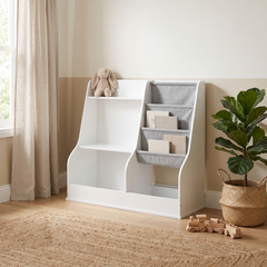 Étagère Montessori enfant blanche dans une chambre d'enfant