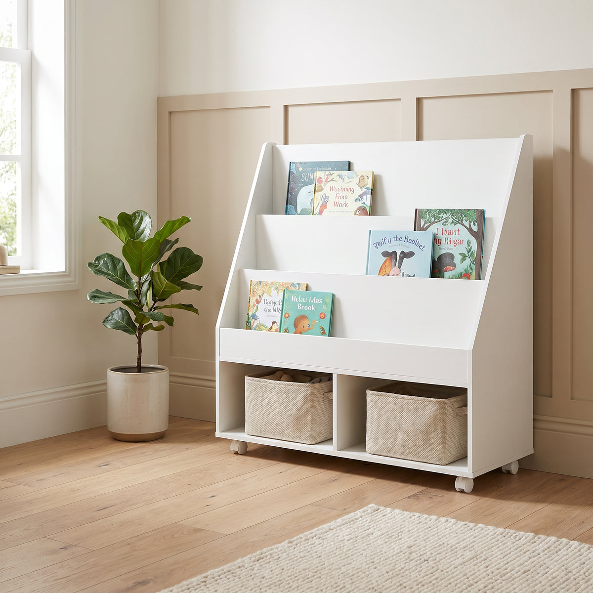 Bibliothèque enfant sur roulettes dans une chambre d'enfant