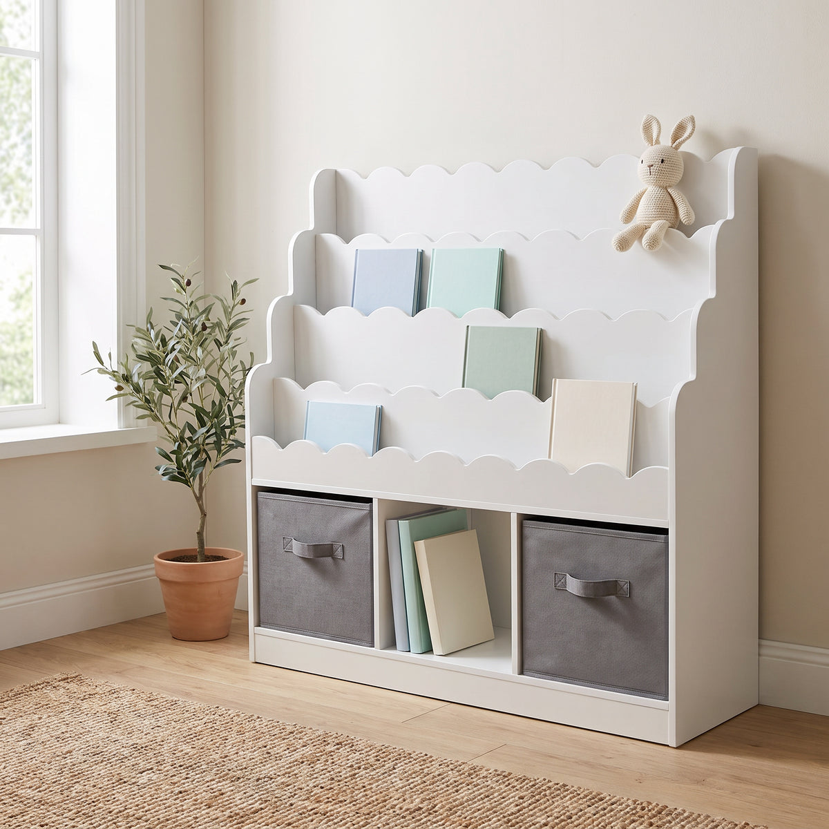 Bibliothèque Montessori enfant 4 niveaux blanche dans une chambre d'enfant