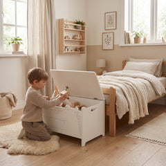 Coffre à jouets en bois avec un enfant