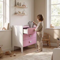 Commode enfant 3 tiroirs rose avec un enfant
