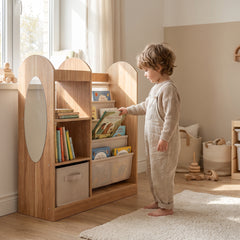 Bibliothèque enfant miroir et étagères en tissu naturel avec un enfant