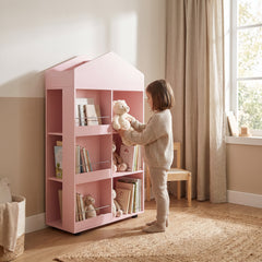 Bibliothèque enfant forme maison rose avec un enfant