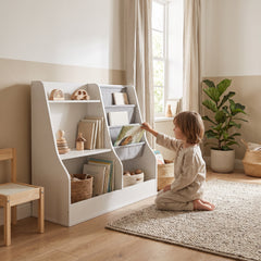 Étagère Montessori poches en tissu avec un enfant