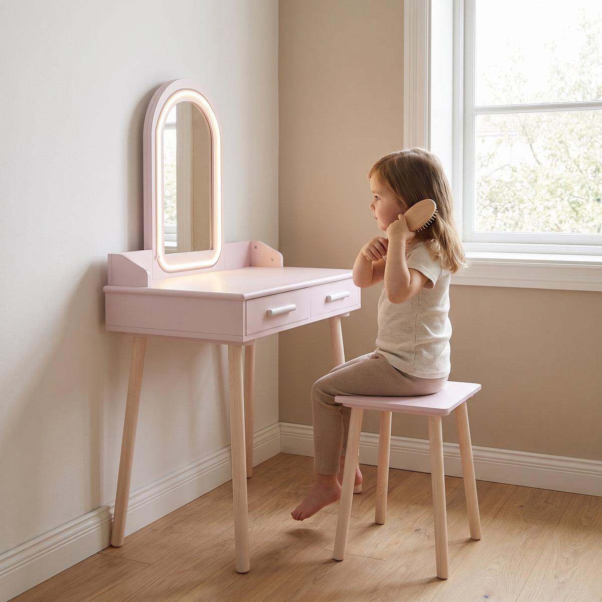 Coiffeuse enfant en bois rose avec un enfant