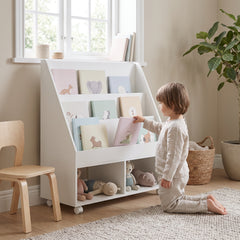 Bibliothèque enfant sur roulettes avec un enfant