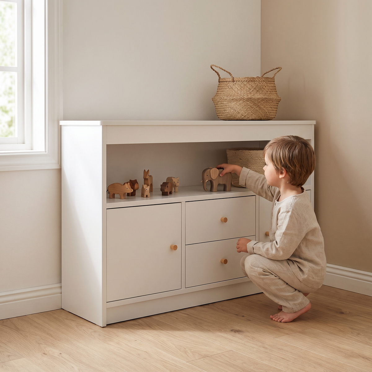 Meuble bibliothèque enfant blanc avec un enfant