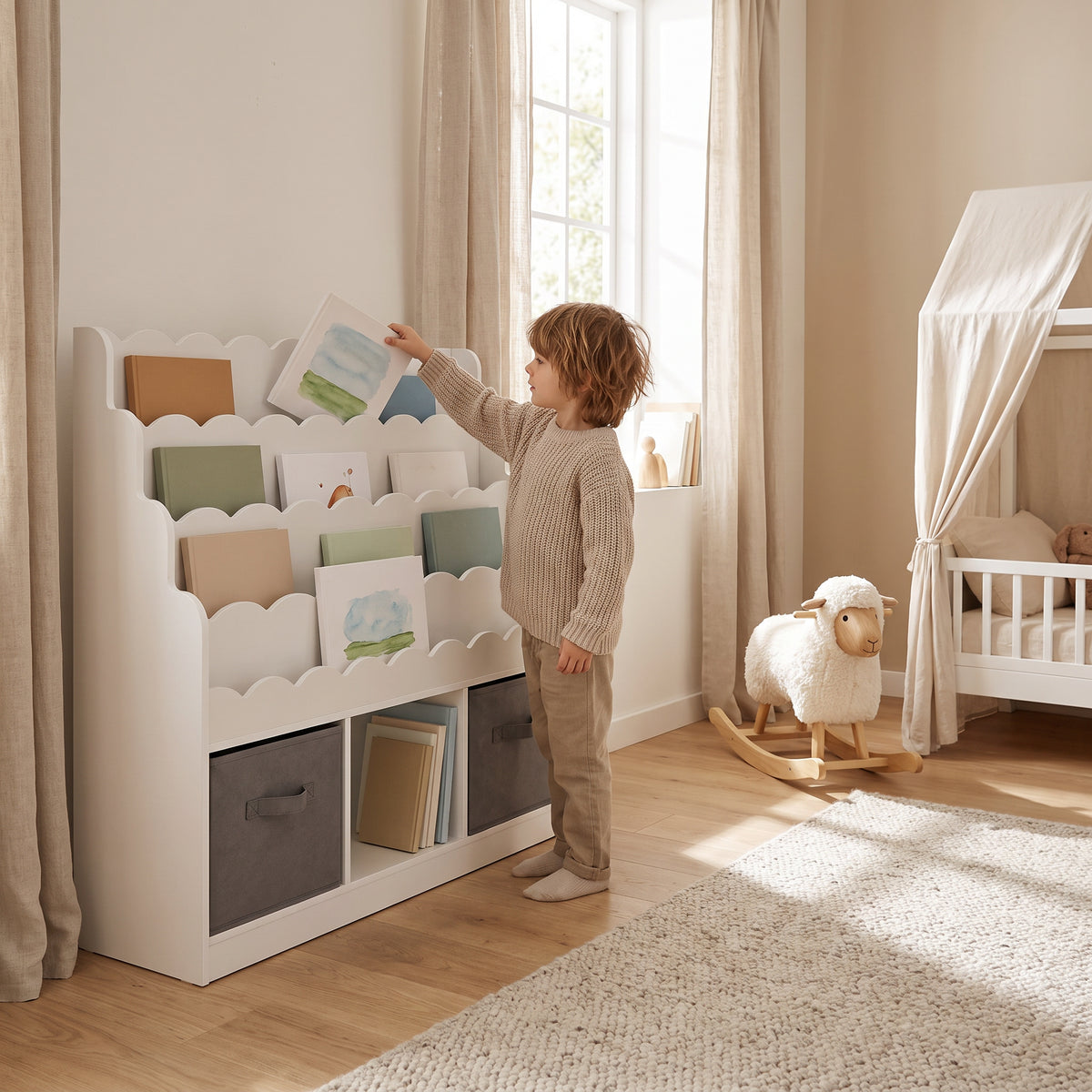 Bibliothèque Montessori enfant 4 niveaux blanche avec un enfant