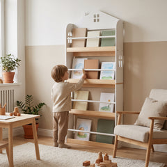 Étagère enfant forme maison avec un enfant