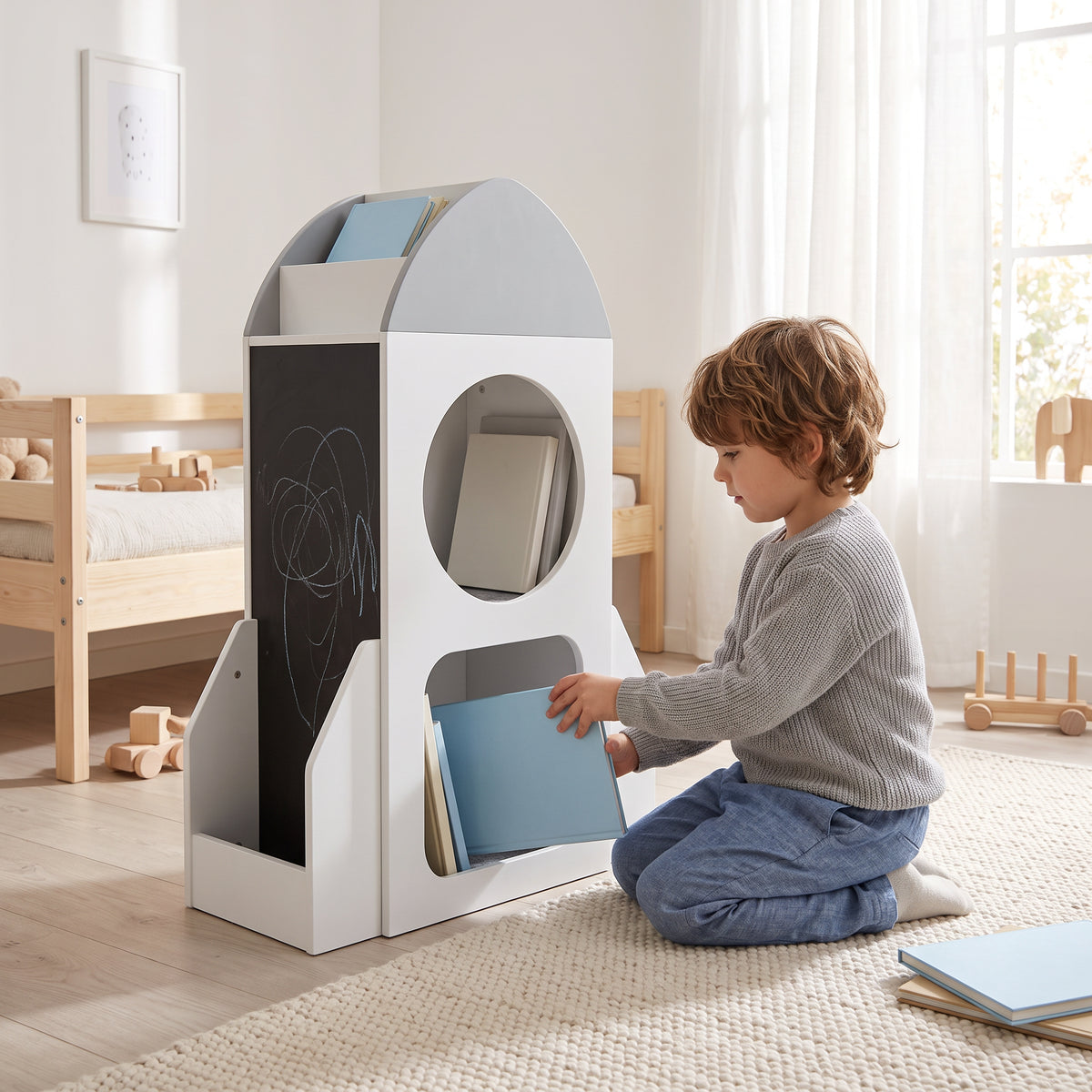 Bibliothèque enfant fusée blanche avec un enfant