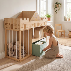 Bibliothèque enfant château bois naturel avec un enfant