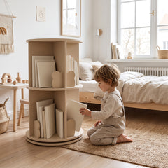Bibliothèque tournante d'angle naturelle avec un enfant