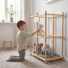 Rangement peluches en bois naturel avec un enfant