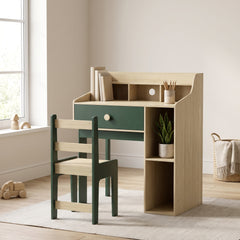 Ensemble bureau et chaise enfant vert et bois naturel dans une chambre d'enfant