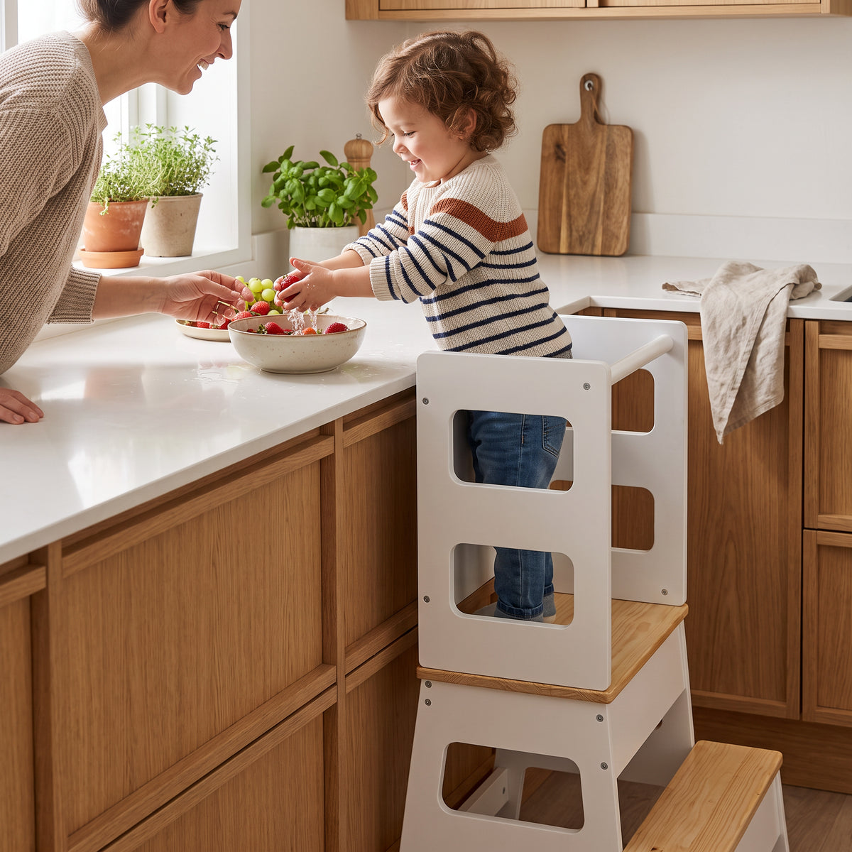 Enfant sur la tour d'observation au plan de travail avec sa maman