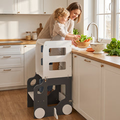 Enfant lavant des légumes sur la tour d'observation avec sa maman