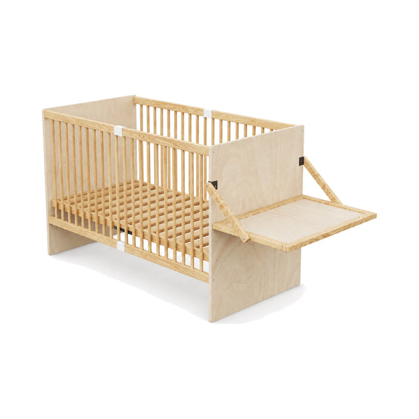 Lit bébé en bois de pin avec plan à langer rabattable déplié, sur fond blanc