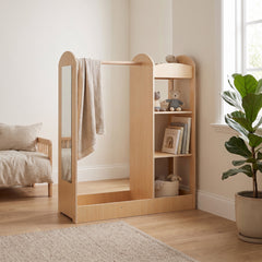 Meuble de rangement enfant naturel dans une chambre d'enfant