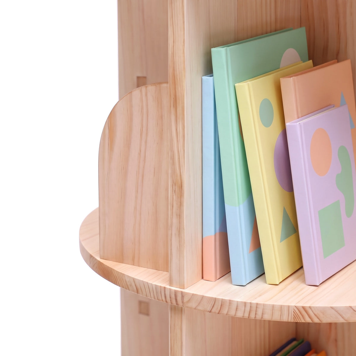 Détail d'un niveau de la bibliothèque pivotante en pin